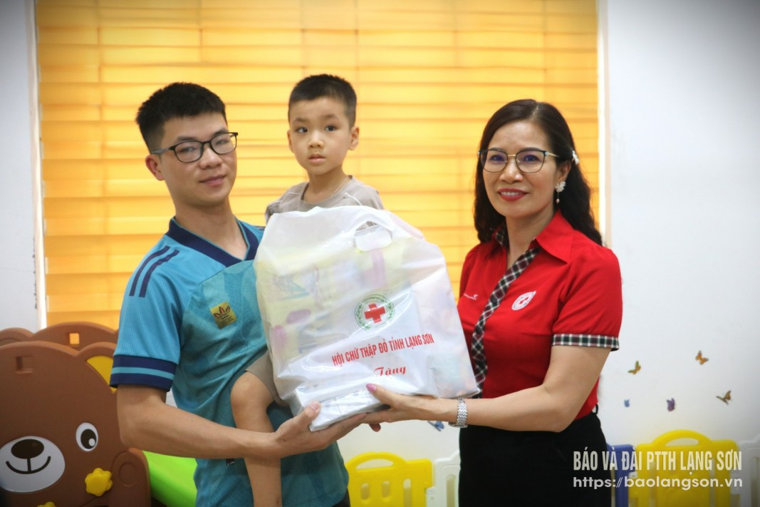 Lãnh đạo Hội Chữ thập đỏ tỉnh trao quà cho các trẻ mắc bệnh rối loạn phổ tự kỷ đang điều trị tại Bệnh viện Phục hồi chức năng tỉnh