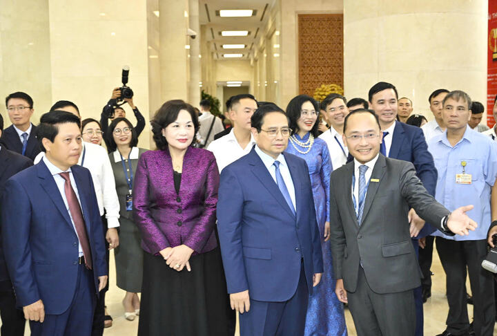 Đại diện Nam A Bank (bìa phải) giới thiệu đến Thủ tướng Phạm Minh Chính hệ thống công nghệ và chuyển đổi số của Nam A Bank.