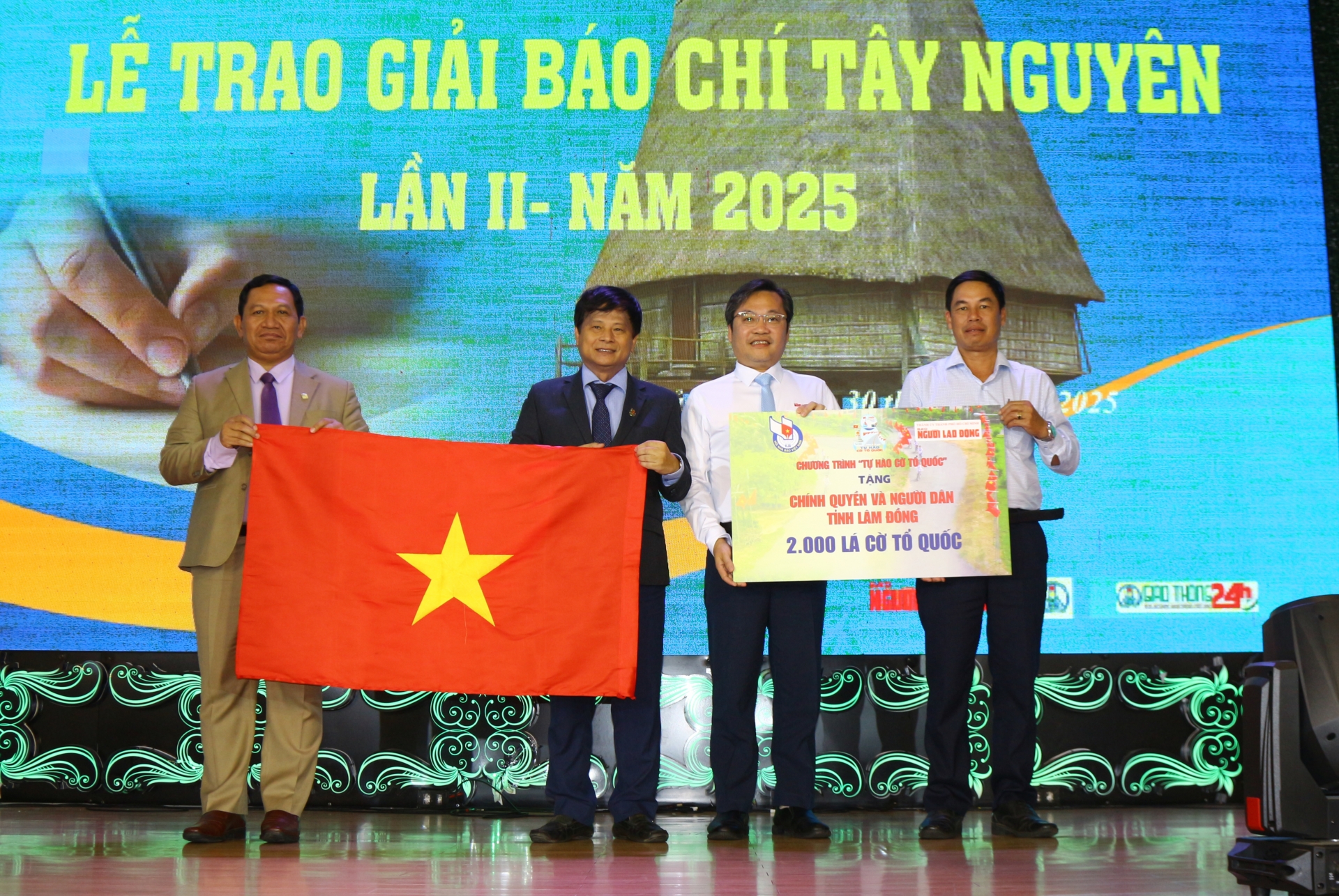 Báo Người Lao Đồng trao tặng 2.000 lá cờ Tổ quốc đến người dân tỉnh Lâm Đồng