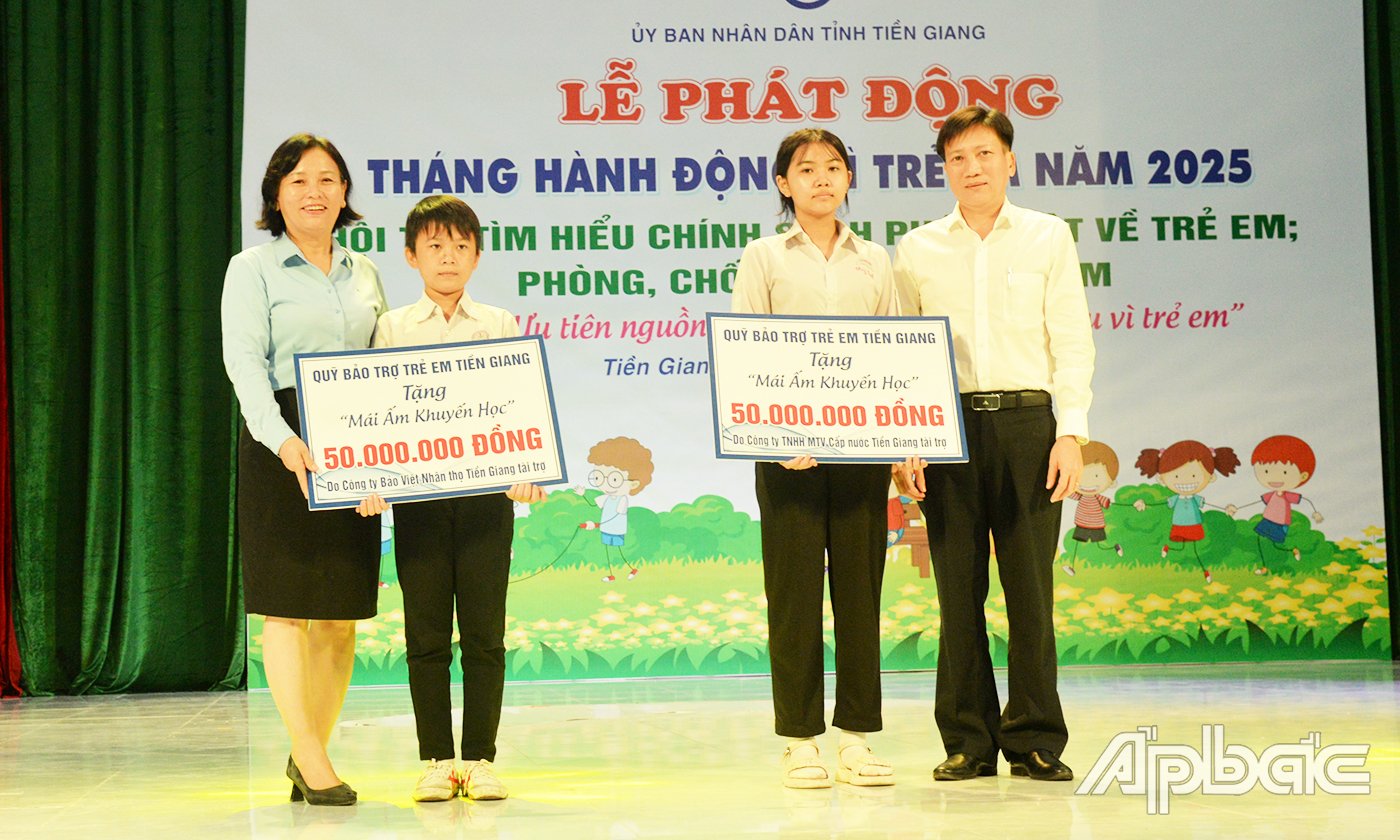 cho em Lê Thanh Tấn, học sinh Trường THCS Nguyễn Tuấn Việt, huyện Cai Lậy và em Nguyễn Ngọc Thùy Anh, học sinh Trường THCS Song Bình, huyện Chợ Gạo.