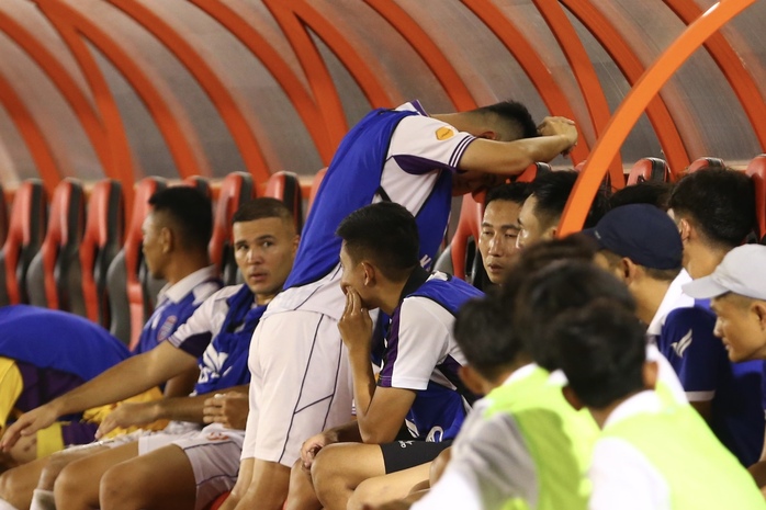 Tiến Linh gục mặt và muôn vàn cảm xúc khi ngồi ngoài hết trận - Ảnh 7.