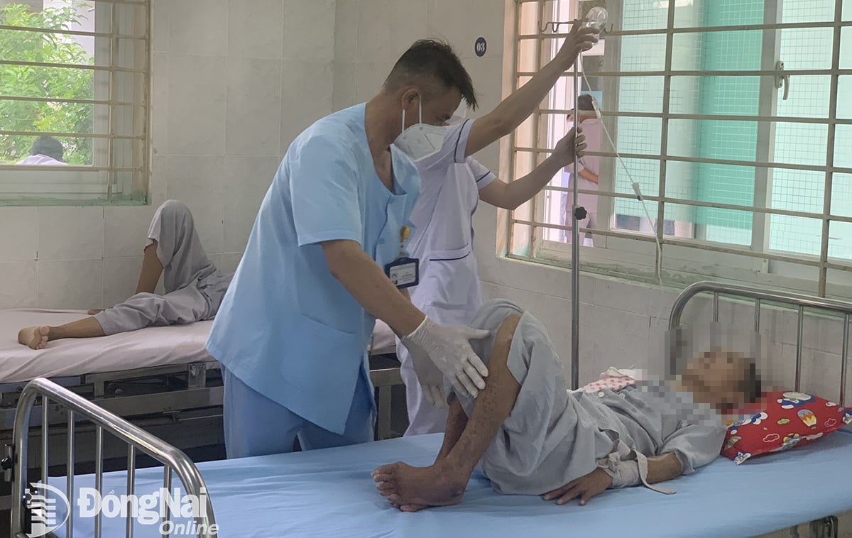 Các bác sĩ chăm sóc bệnh nhân tâm thần tại Bệnh viện Tâm thần Trung ương 2. Ảnh: Bích Nhàn. 
