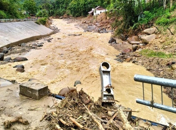Cầu đường bị lũ quét phá hỏng