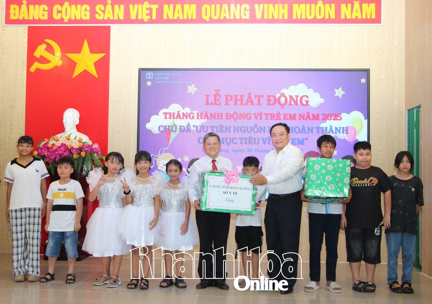 Les dirigeants du ministère de la Santé ont offert des cadeaux aux enfants du village d'enfants SOS de Nha Trang.