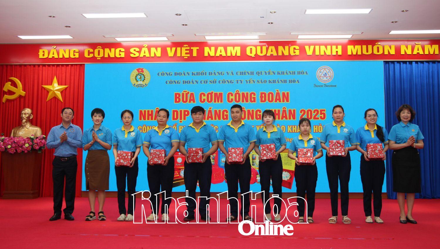 Lãnh đạo doanh nghiệp và công đoàn trao quà sinh nhật cho đoàn viên, người lao động.