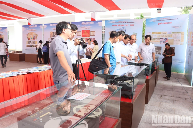 Quảng Ngãi khai mạc trưng bày chuyên đề Báo chí cách mạng Việt Nam-Một thế kỷ xung trận ảnh 4