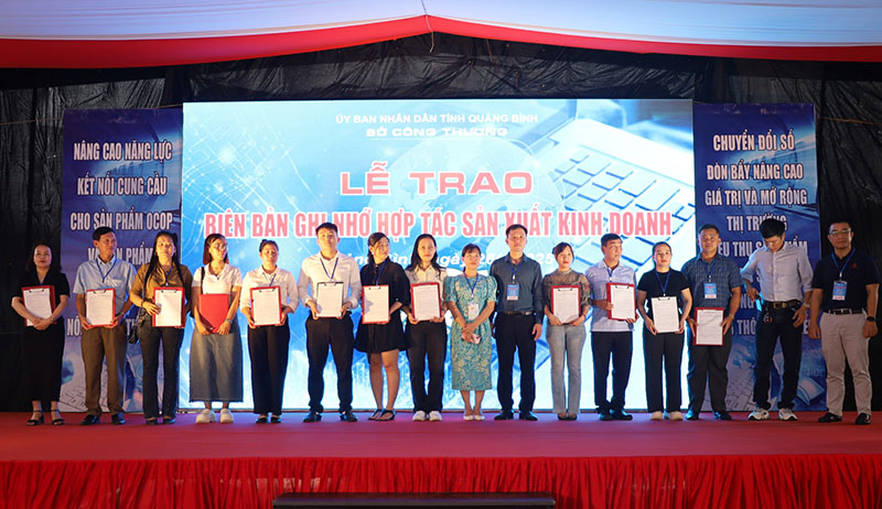 Các doanh nghiệp, cơ sở sản xuất và nhà phân phối trao biên bản ghi nhớ hợp tác kinh doanh.  