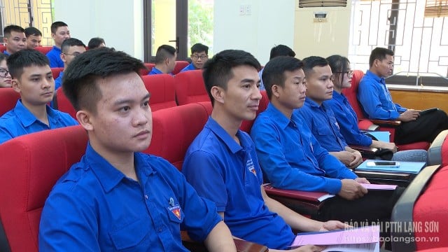 thanh,nien,du,doi,thoai,15304130.jpg