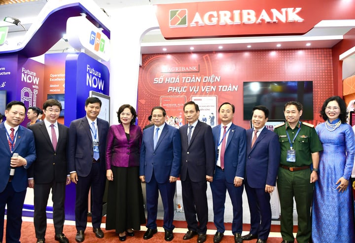 Thủ tướng Phạm Minh Chính, Thống đốc NHNN Nguyễn Thị Hồng chụp ảnh lưu niệm với Ban lãnh đạo Agribank.