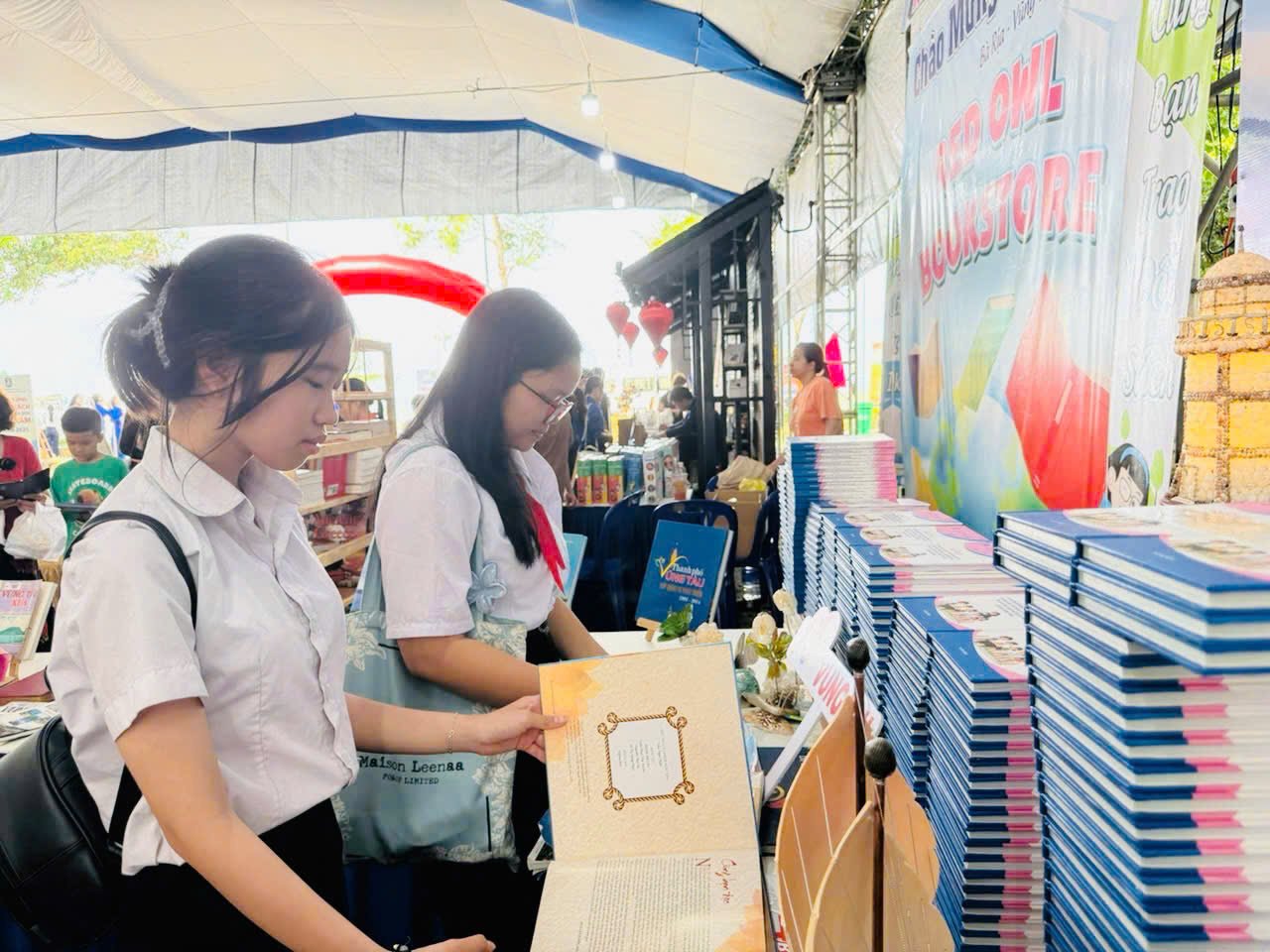 Các em thiếu nhi tham quan, đọc sách tại các gian trưng bày sách.