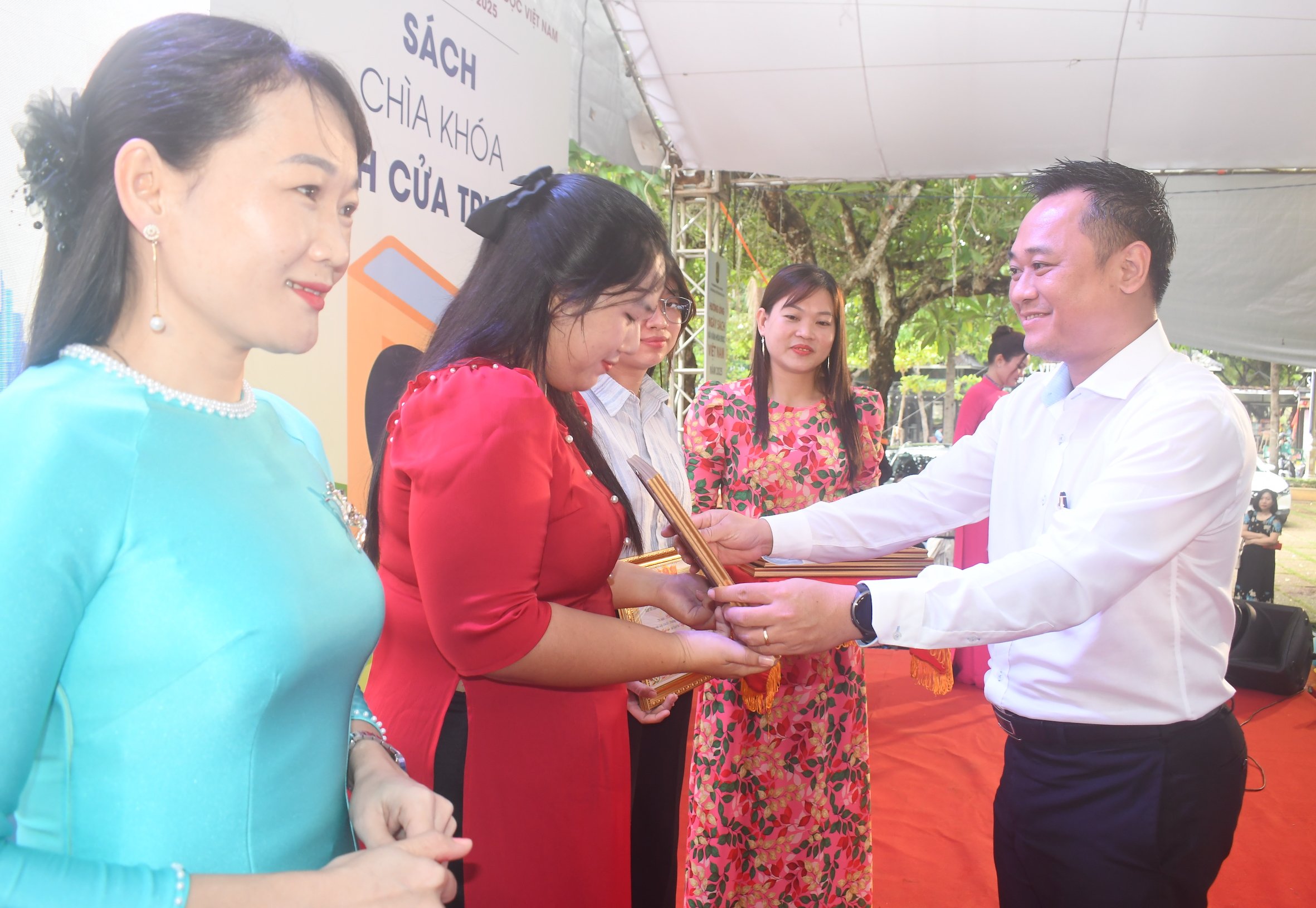 Ông Nguyễn Minh Triết, Phó Giám đốc Sở VH-TT-DL trao giải đến các cá nhân đạt giải 