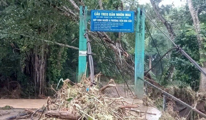 Cầu treo bản Nhôn Mai bị nước cuốn trôi, chỉ còn 2 cột trụ cầu