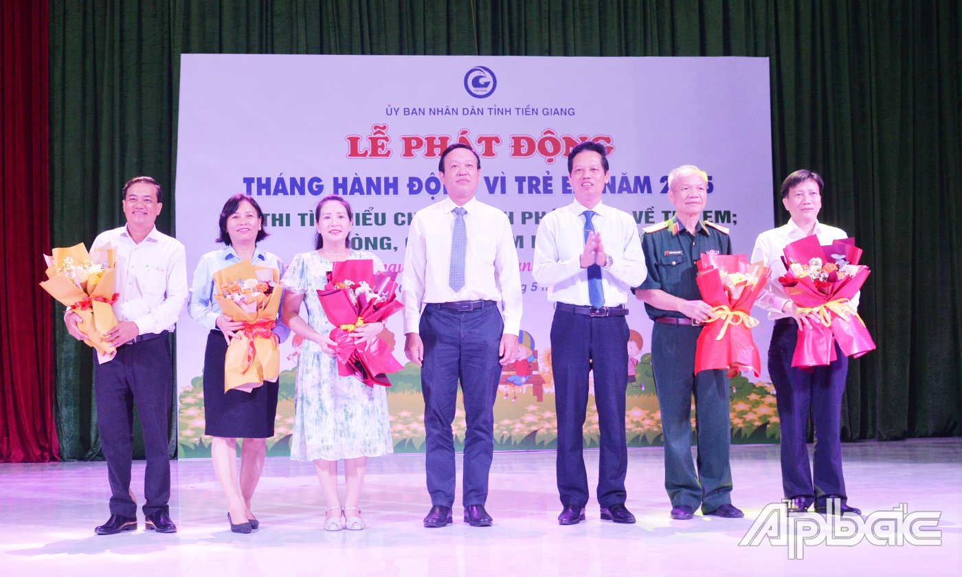 Đồng chí Nguyễn Thành Diệu, Tỉnh ủy viên, Phó Chủ tịch UBND tỉnh, Chủ tịch Hội đồng bảo vệ, chăm sóc trẻ em tỉnh Tiền Giang cùng Tiến sĩ Nguyễn Văn Dương, Tỉnh ủy viên, Giám đốc Sở Y tế, Phó Chủ tịch Thường trực Hội đồng bảo vệ, chăm sóc trẻ em tỉnh Tiền Giang trao quà và học bổng cho học sinh vượt khó
