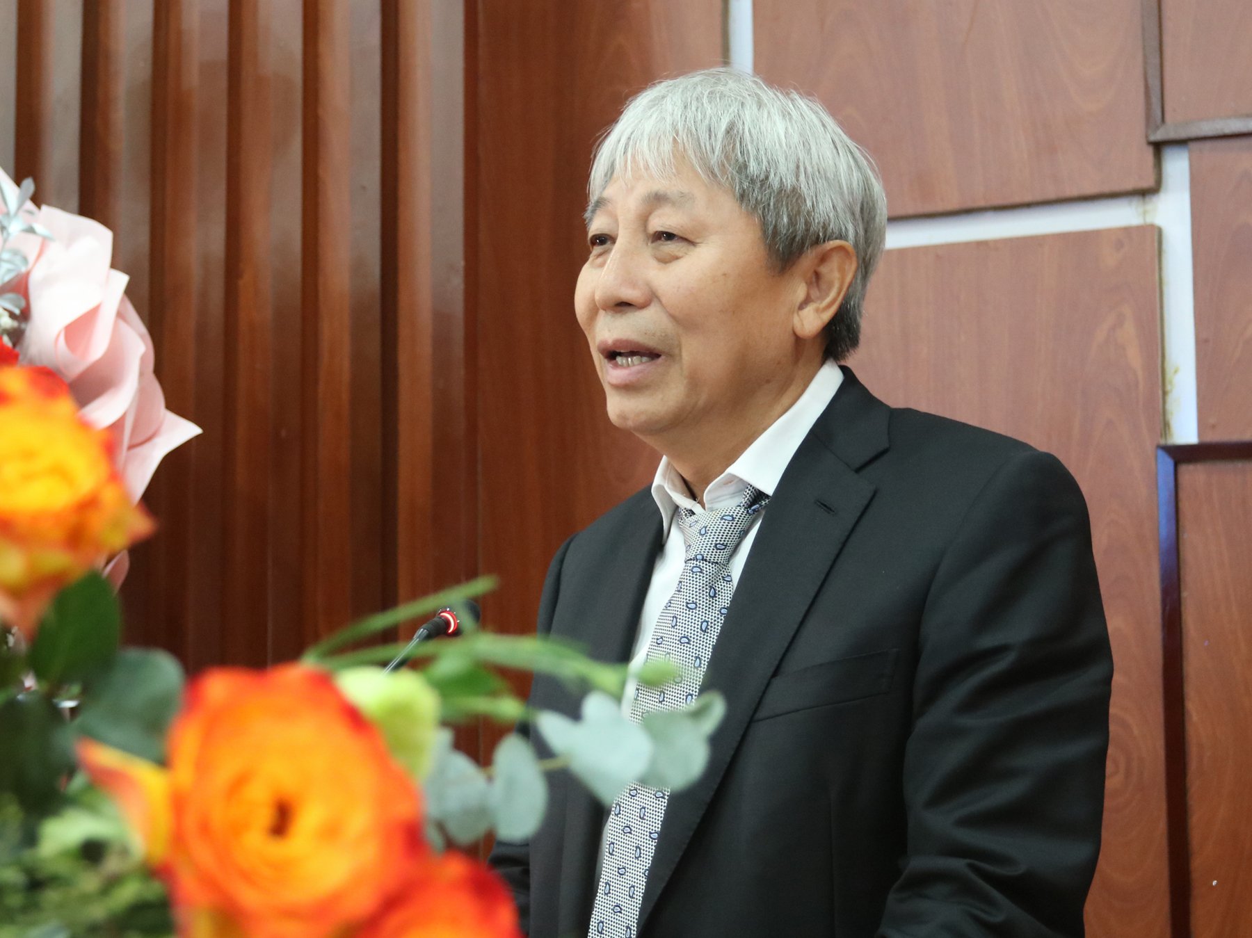 Thay mặt nhà đầu tư, ông Hoàng Quang Việt, thành viên HĐQT Tập đoàn Hòa Phát, Tổng Giám đốc Tổng công ty Bất động sản Hòa Phát phát biểu ý kiến và cam kết tiến độ triển khai thực hiện dự án. Ảnh: KHÁNH HÀ
