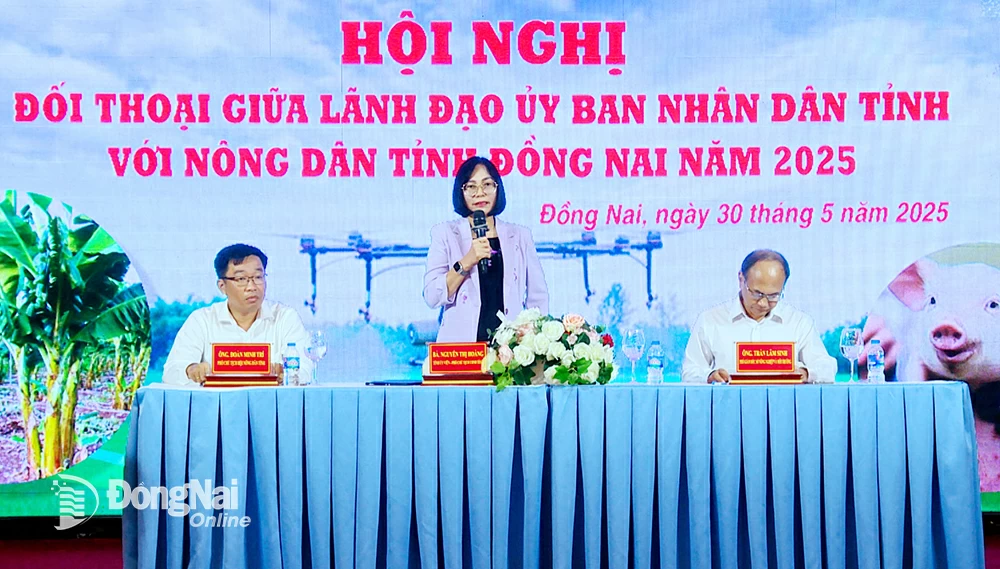La vicepresidenta del Comité Popular Provincial, Nguyen Thi Hoang, presidió la conferencia de diálogo agrícola de 2025. Foto: B. Nguyen