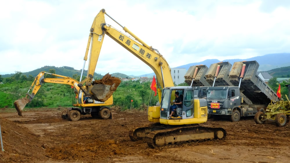 Ngay sau buổi lễ khởi công, đơn vị thi công đã tập trung phương tiện, máy móc, nhân sự để triển khai thi công dự án