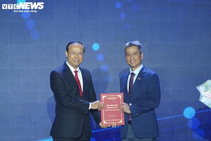 El Sr. Nguyen Van Tho, presidente del Comité Popular Provincial de Ba Ria - Vung Tau, otorgó certificados de registro de inversión a empresas nacionales y extranjeras.