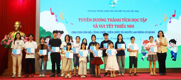 Tuyên dương thành tích học tập của con cán bộ Cơ quan TƯ Hội LHPN Việt Nam- Ảnh 2.