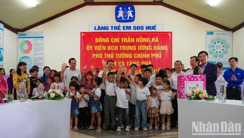 Le vice-Premier ministre Tran Hong Ha assiste à la cérémonie de lancement du Mois d'action pour les enfants 2024 photo 5