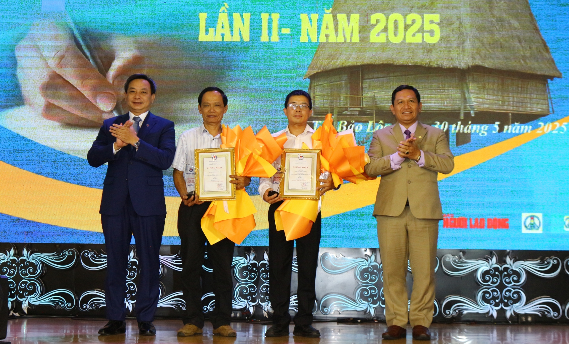 Ban tổ chức trao giả Nhất cho thể loại báo In, báo Điện tử