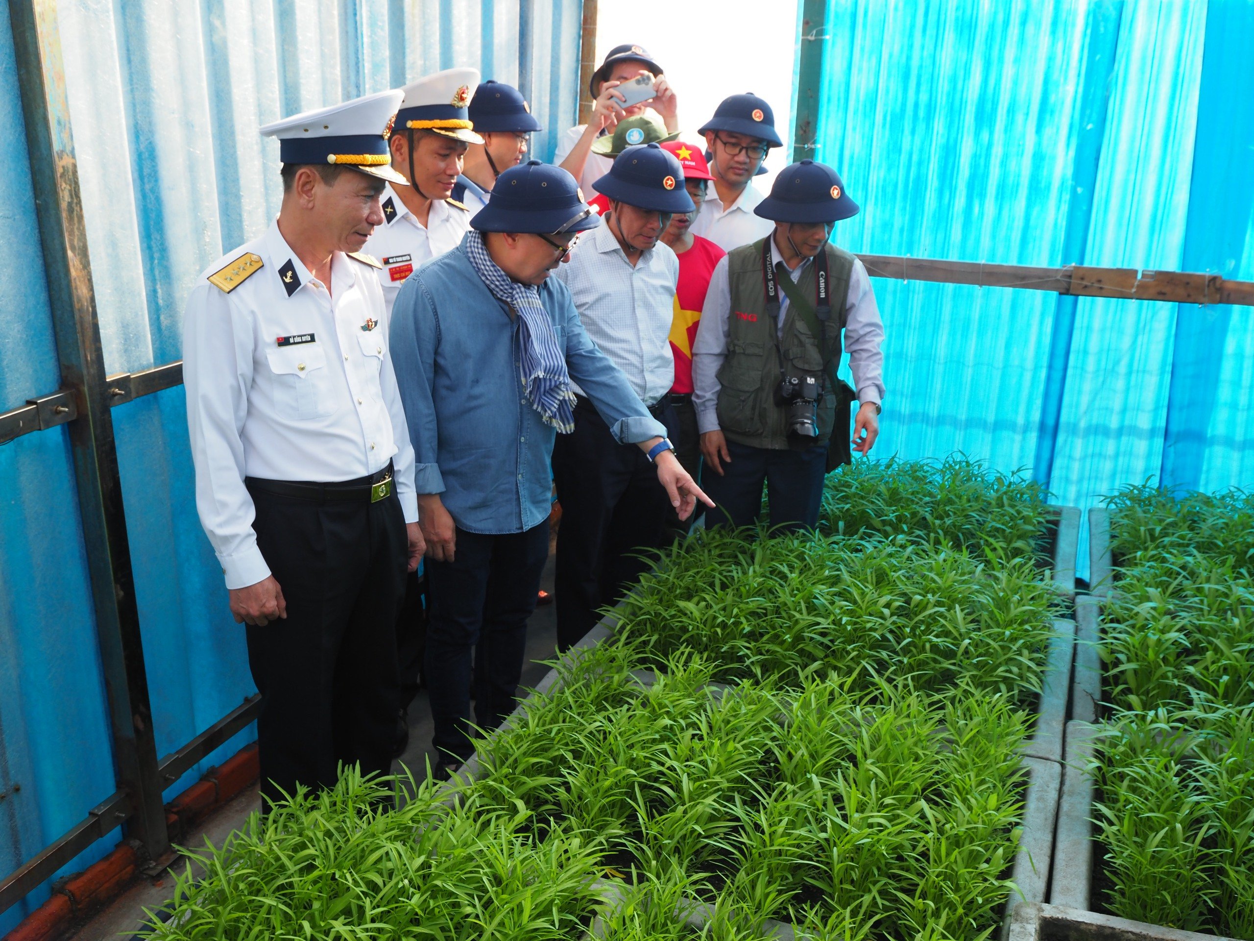 Hành trình 100 nhà báo đến với Trường Sa - Ảnh 4.