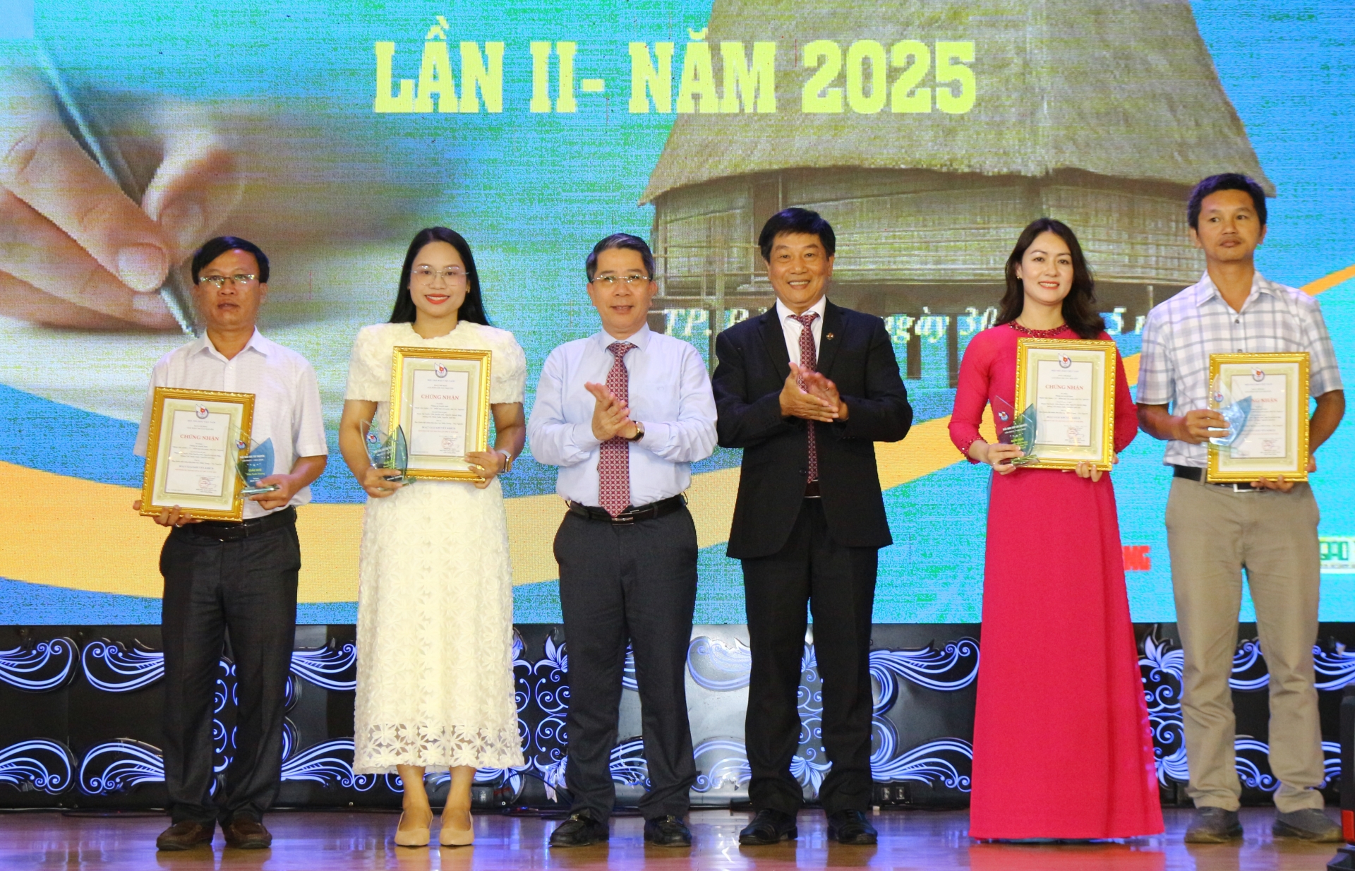 Ban tổ chức trao giải Nhì cho thể loại báo In, báo Điện tử