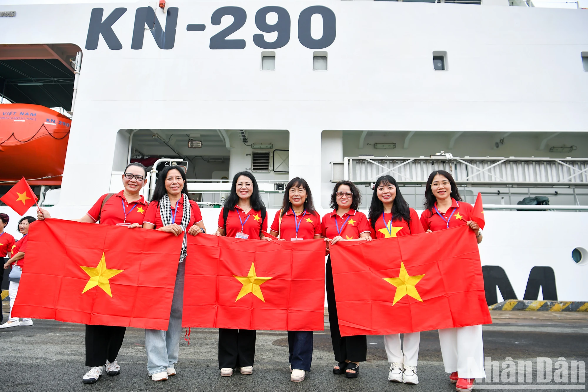 [Ảnh] Đoàn công tác 100 nhà báo của Hội Nhà báo Việt Nam thăm quân và dân huyện đảo Trường Sa ảnh 8