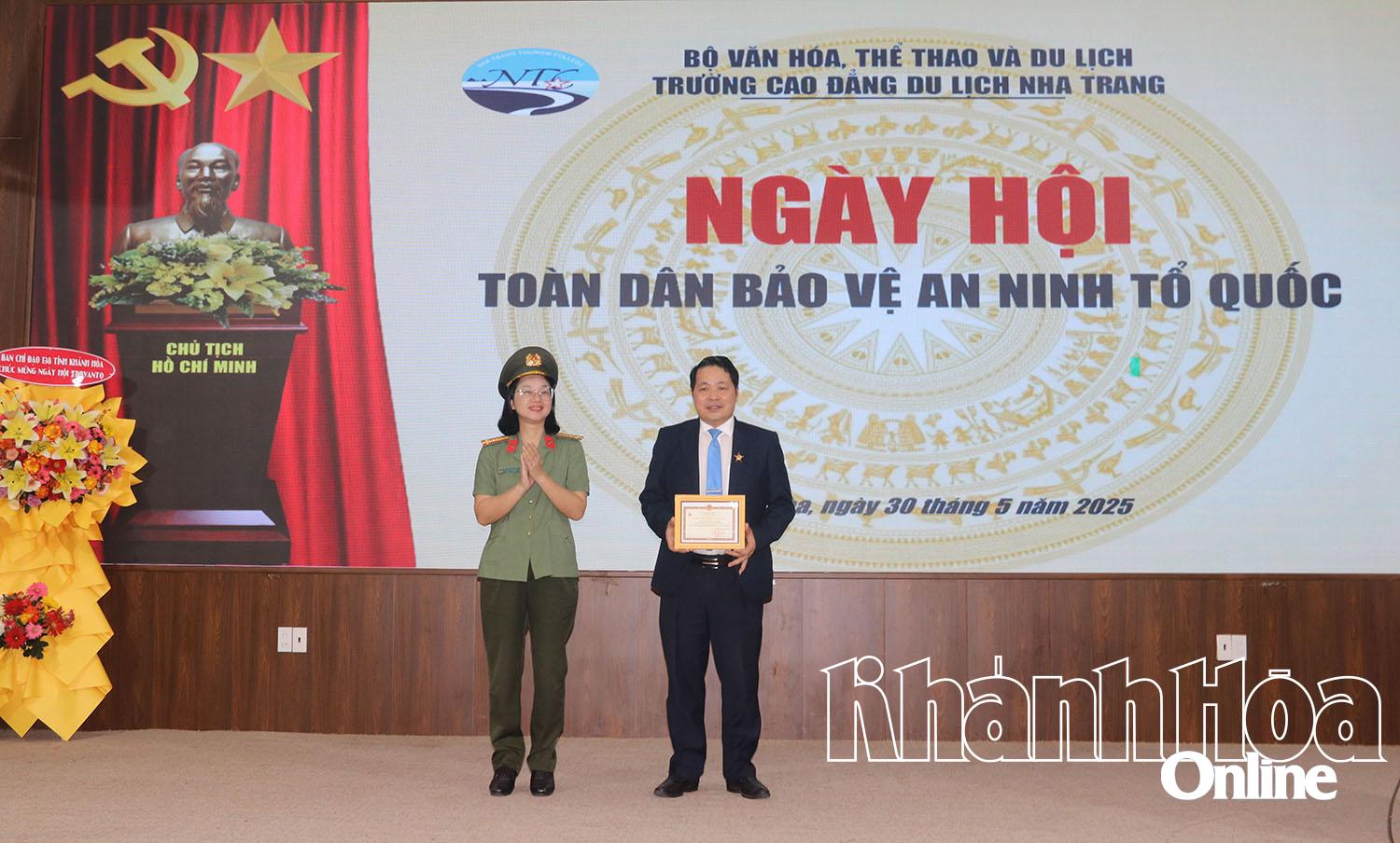 Trao trao kỷ niệm chương Bảo vệ an ninh Tổ quốc cho ông Nguyễn Doãn Thành – Hiệu trưởng Trường Cao đẳng Du lịch Nha Trang.