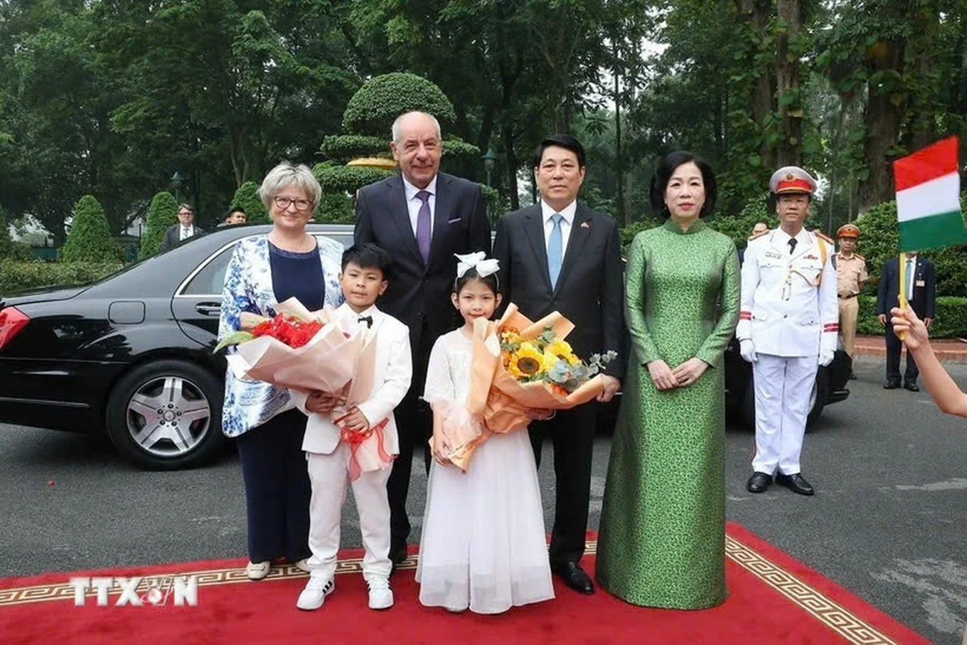 Hungarian President and his wife leave Hanoi, ending their visit to Vietnam