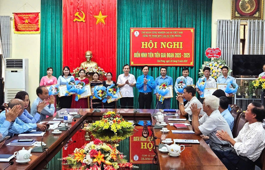 lanh-dao-cong-ty-trao-bang-khen-cua-tap-doan-cong-nghiep-cao-su-cho-cac-tap-the-xuat-sac.jpg