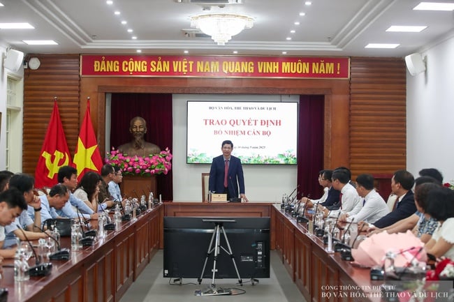 Trao các quyết định bổ nhiệm cán bộ tại Bộ VHTTDL - Ảnh 3.