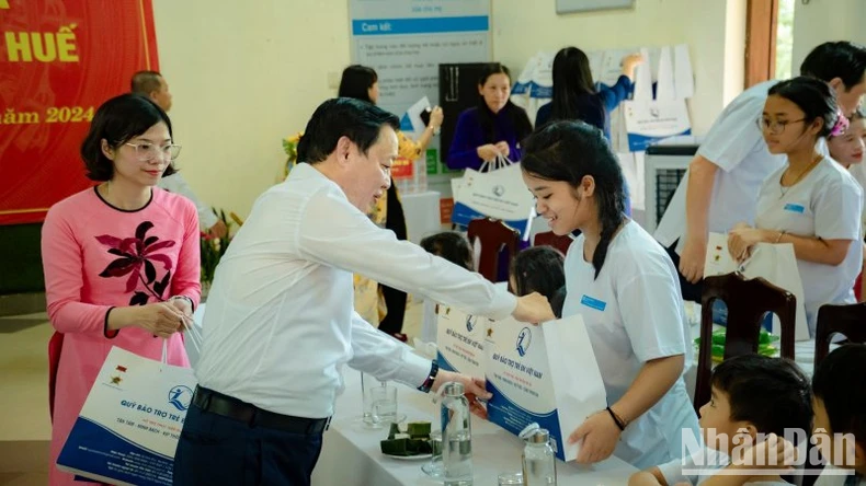 Le vice-Premier ministre Tran Hong Ha assiste à la cérémonie de lancement du Mois d'action pour les enfants 2024 photo 4