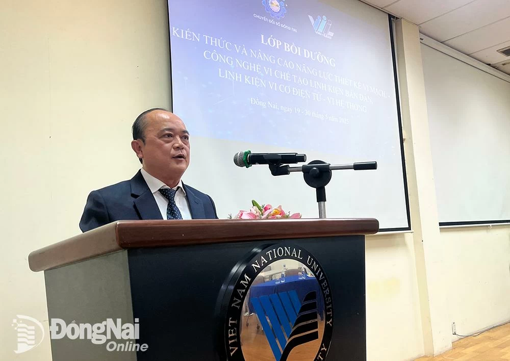 Phó giám đốc Sở Khoa học và công nghệ Võ Hoàng Khai phát biểu tại lễ bế giảng lớp bồi dưỡng. Ảnh: Hải Quân