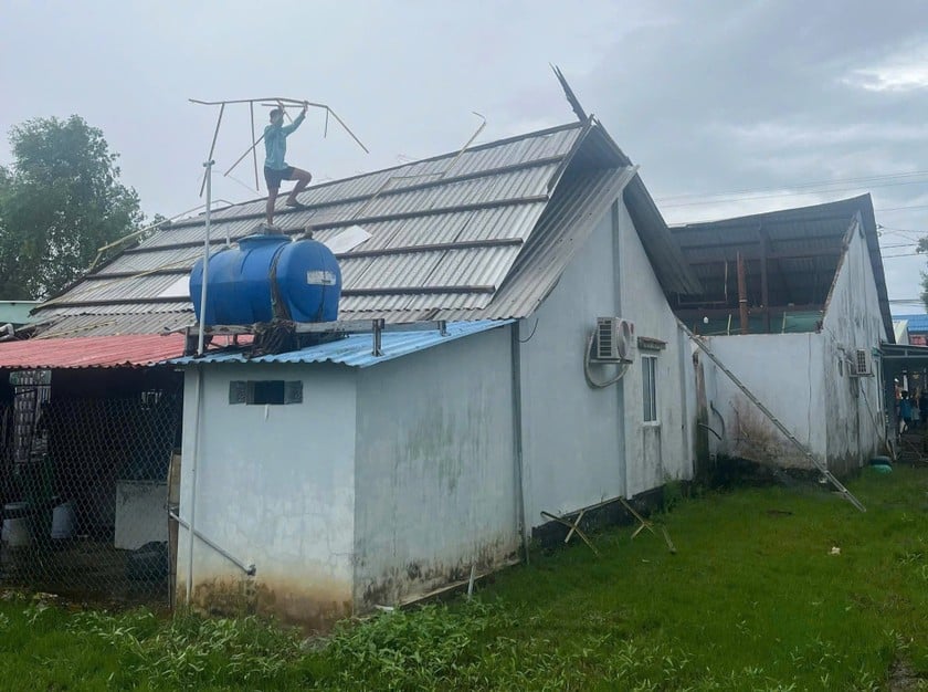 Nhiều căn nhà bị tốc mái hoàn toàn sau cơn lốc