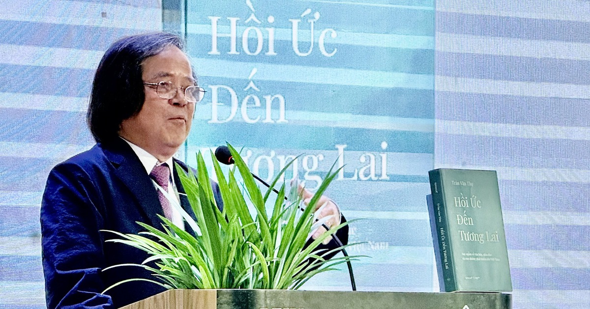 Professor Tran Van Tho with the book 'Memories to the Future' goes beyond economic philosophy