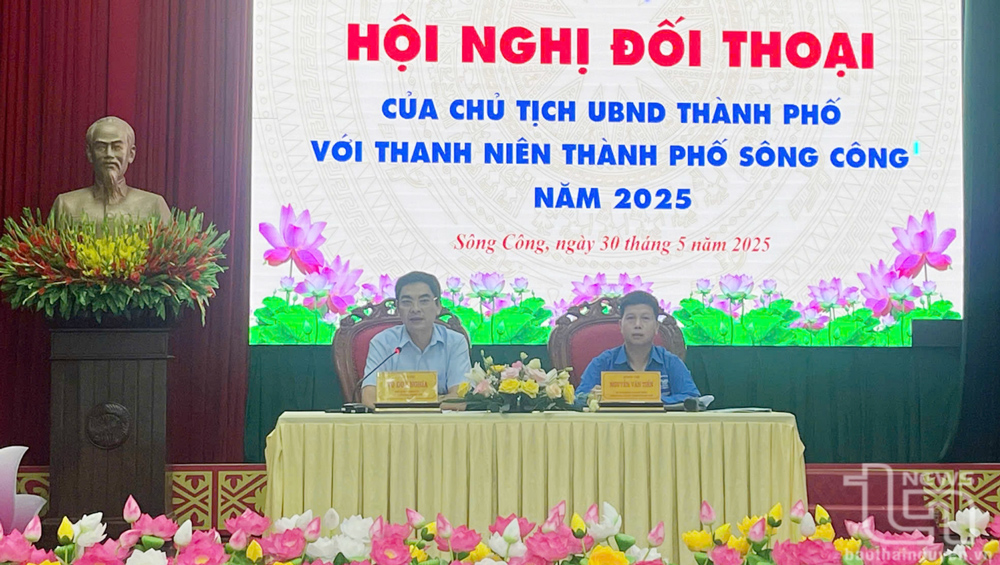 Đồng chí Vũ Duy Nghĩa, Chủ tịch UBND TP. Sông Công, trả lời các câu hỏi, kiến nghị của đoàn viên thanh niên.