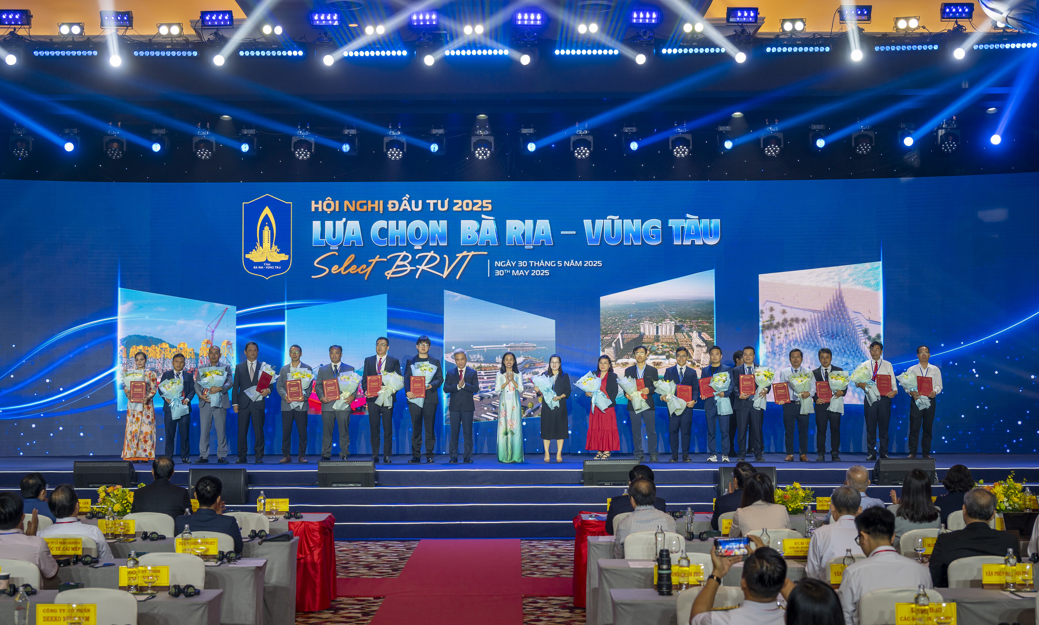 Lãnh đạo tỉnh trao Giấy chứng nhận đầu tư cho DN tại hội nghị.
