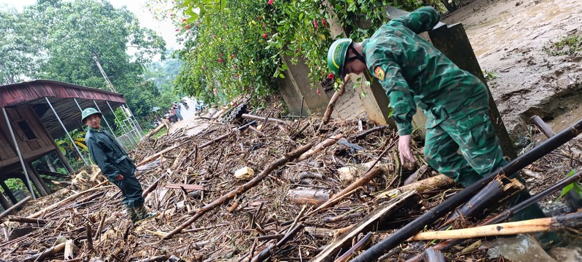 Cây cối và nhiều thứ lũ cuốn về ngập trên các bản làng