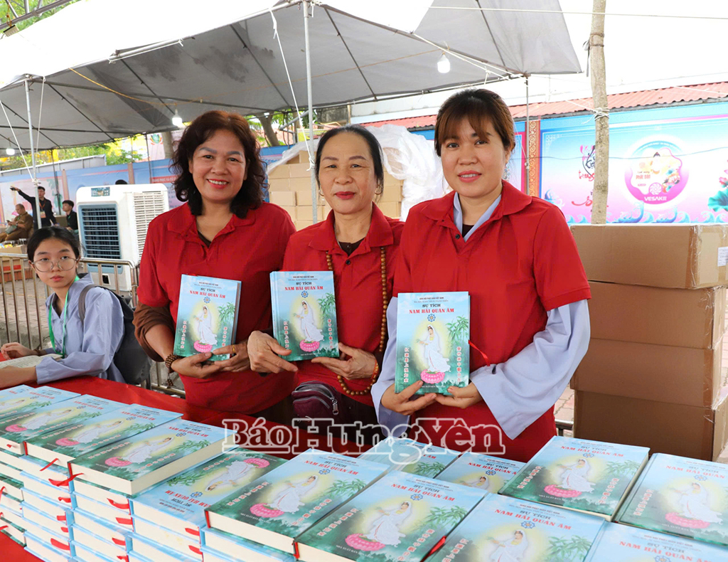អ្នក​ដែល​មក​ថ្វាយ​បង្គំ និង​ថ្វាយ​បង្គំ​គឺ​បាន​ផ្តល់​សៀវភៅ​អំពី​ព្រះពុទ្ធសាសនា។