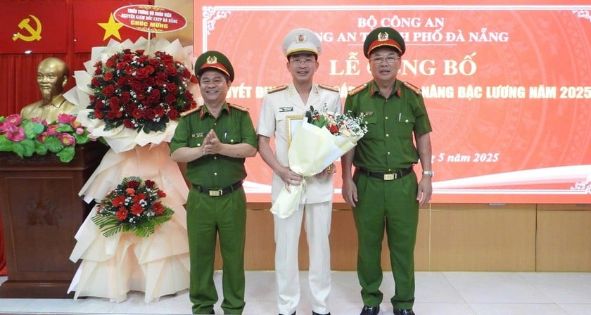 Lãnh đạo Công an TP Đà Nẵng nhận quyết định thăng cấp bậc hàm, nâng bậc lương.