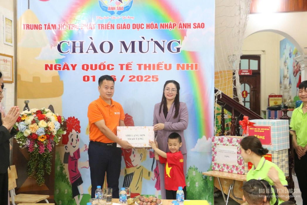 Đại diện Ngân hàng Thương mại Cổ phần Sài Gòn – Hà Nội Chi nhánh Lạng Sơn tặng quà trẻ em tại Trung tâm Hỗ trợ phát triển giáo dục hoà nhập Ánh Sao, thành phố Lạng Sơn 
