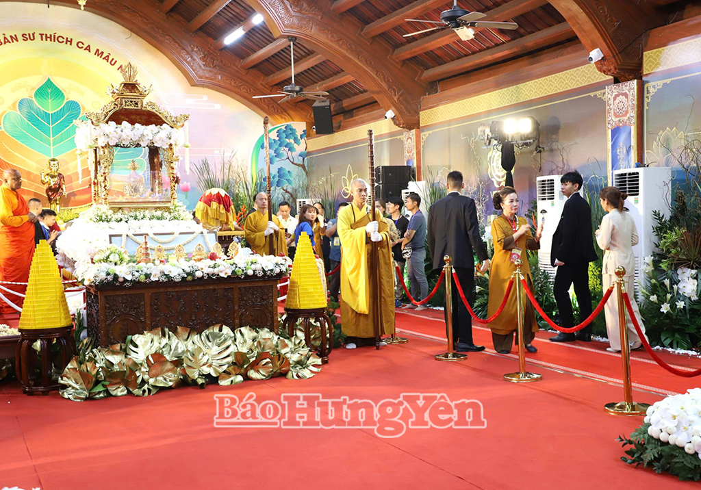 ប្រជាពលរដ្ឋ និង​ភ្ញៀវ​ទេសចរ​គោរព​បូជា​ព្រះ​សារីរិកធាតុ
