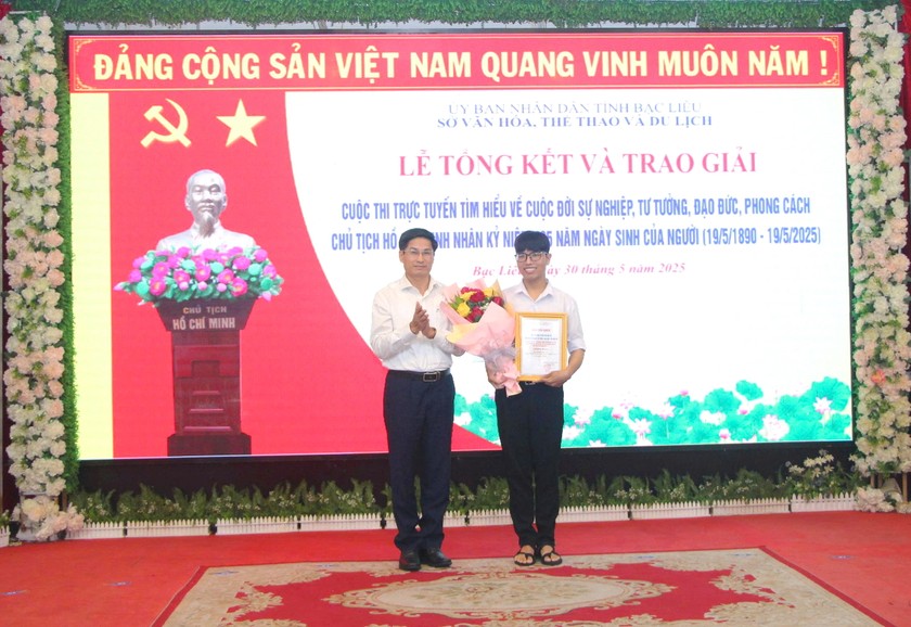 Ông Tạ Trung Dũng - Ủy viên BTV Tỉnh ủy, Trưởng Ban Tuyên giáo và Dân vận Tỉnh ủy Bạc Liêu (Trưởng ban Tổ chức Cuộc thi), trao giải Nhất cho thí sinh tham gia Cuộc thi.