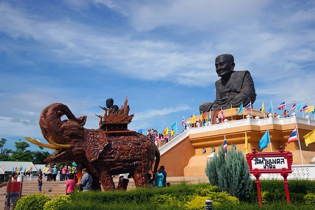 wat-huay-mongkol.webp
