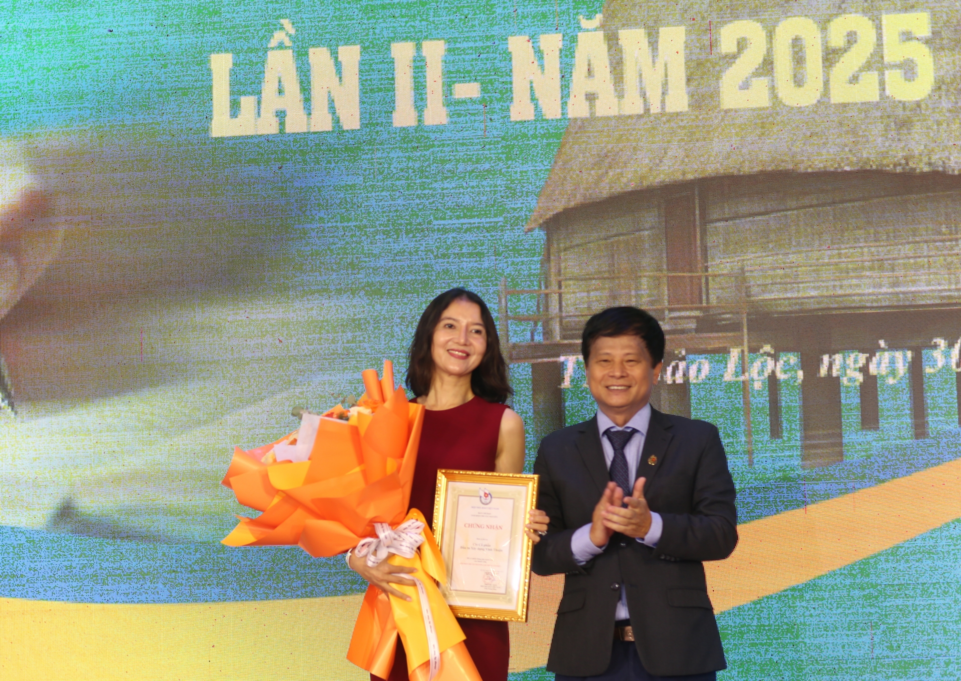 Ban tổ chức tặng hoa tri ân nhà tài trợ tổ chức 
