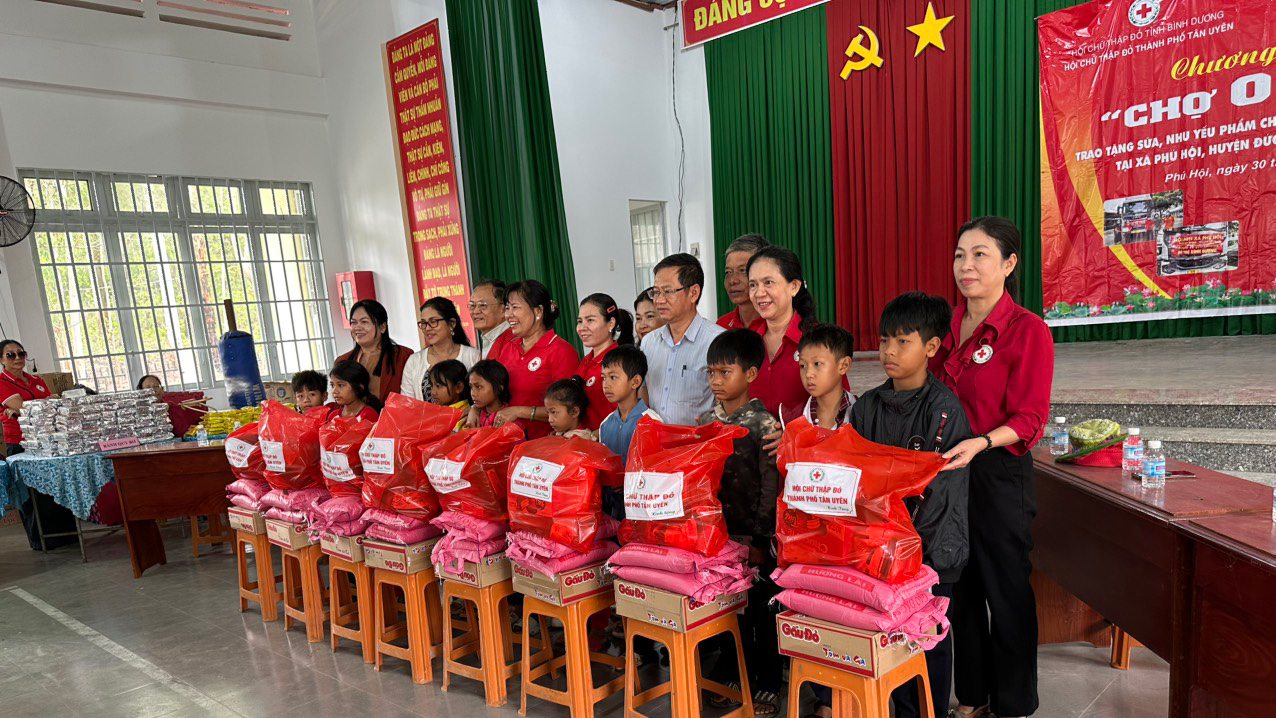 Trao quà cho các em thiếu nhi