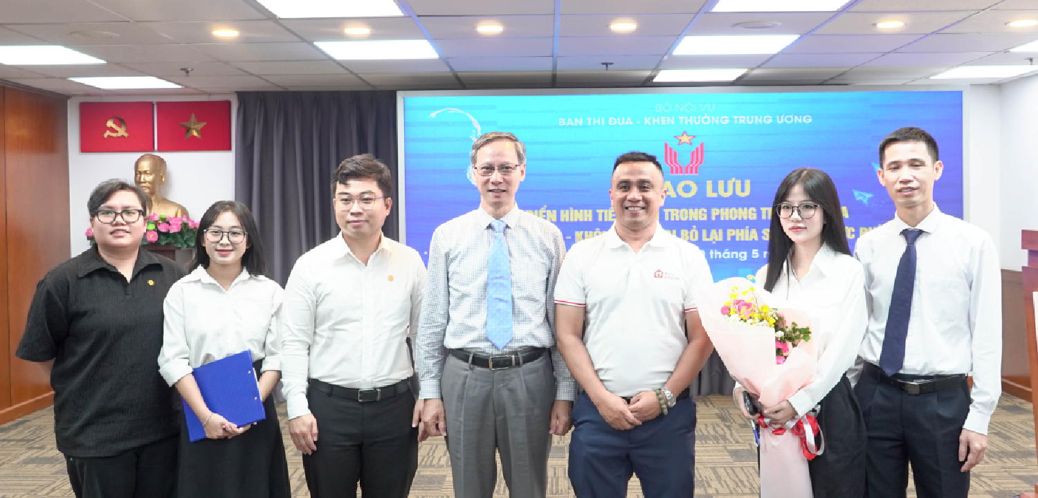 Đồng chí Phan Văn Hùng, Phó Trưởng ban Thường trực Ban Thi đua - Khen thưởng Trung ương chụp ảnh lưu niệm cùng đại diện BTC chương trình Mái ấm gia đình Việt