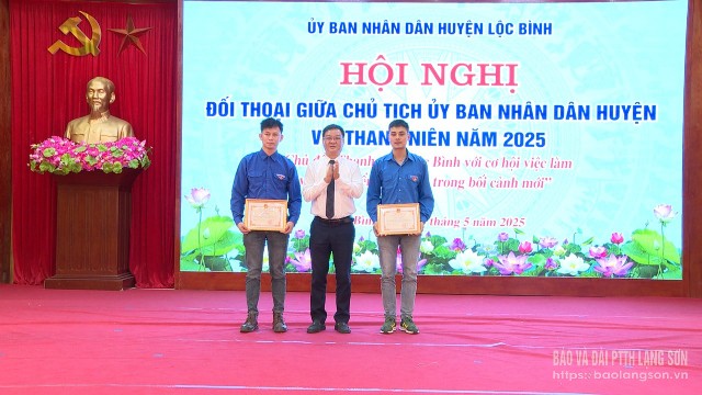 tang,giay,khen,doi,thoai,15313530.jpg