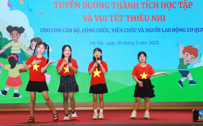 Tuyên dương thành tích học tập của con cán bộ Cơ quan TƯ Hội LHPN Việt Nam- Ảnh 3.