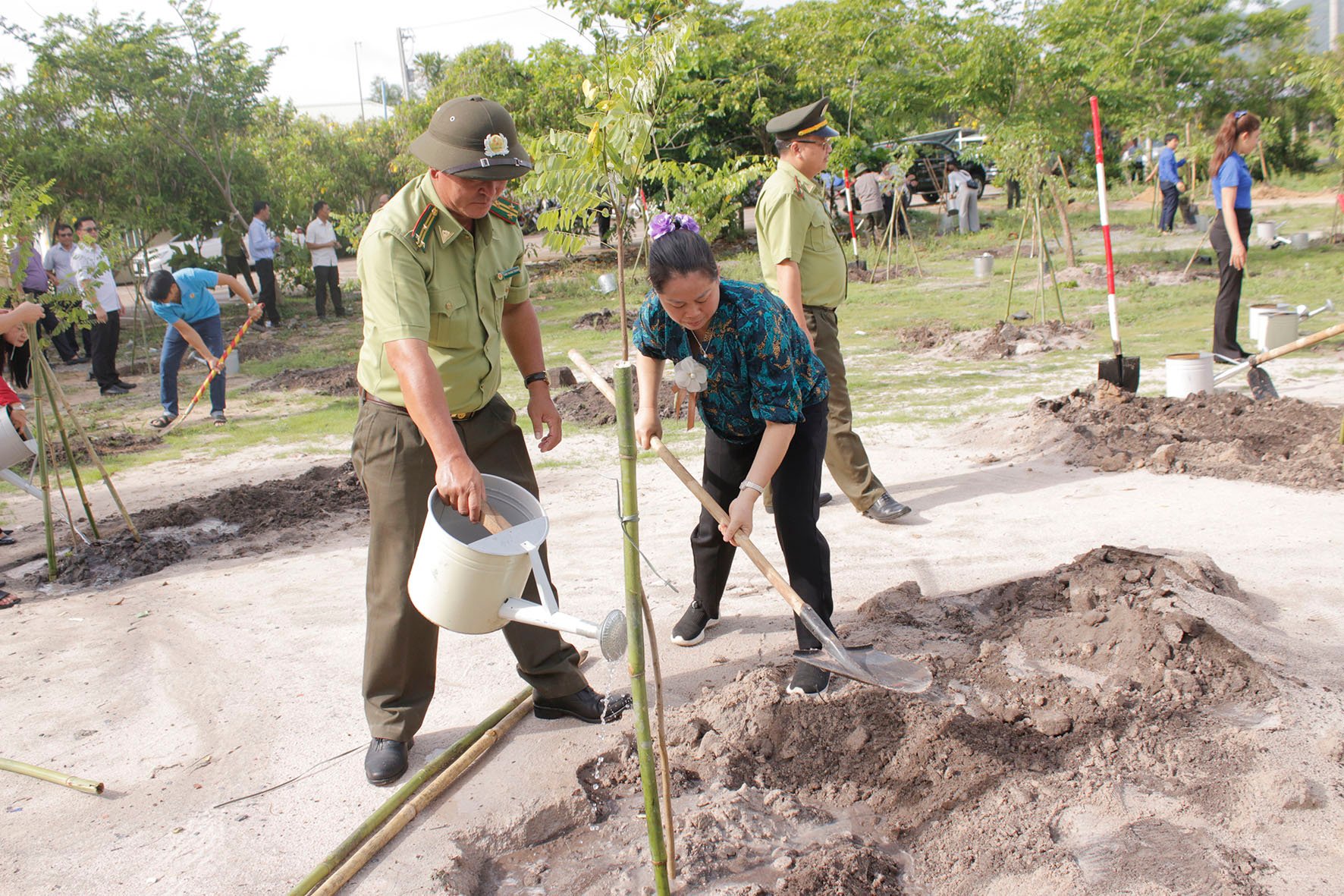 Lãnh đạo Sở Nông nghiệp và Môi trường trồng cây xanh tại lễ phát động.